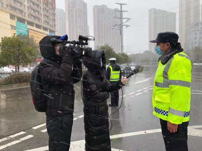 孝感市融媒體中心楊亞玲（風(fēng)雪中，采訪疫情期間重返一線的退休警察）_副本.jpg.jpg